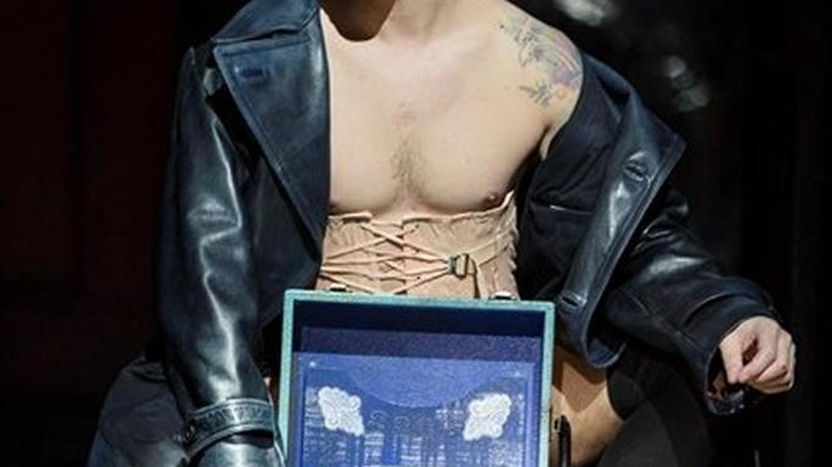 El genial Randy Harrison hace del Emcee.
