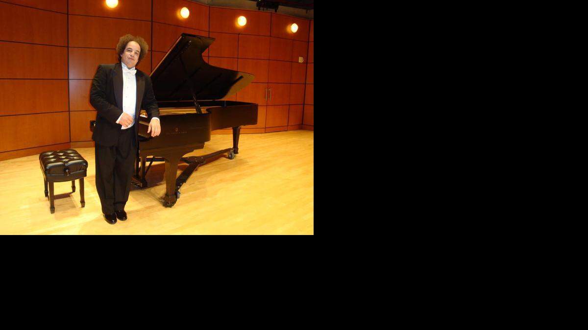 
El musicólogo y concertista José Ruiz Elcoro se presenta en el Ballroom del Graham Center de FIU. 

