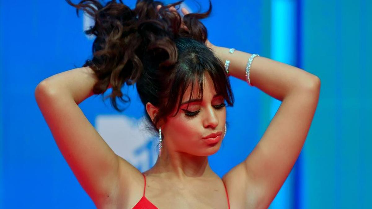 La cantante cubana estadounidense Camila Cabello posa en la alfombra roja antes de los MTV Europe Music Awards en el Bizkaia Arena en la ciudad de Bilbao, norte de España, el 4 de noviembre de 2018.