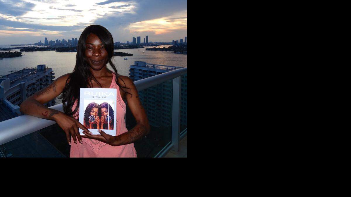 
La cantante Buika presenta el libro ‘A los que amaron a mujeres difíciles y acabaron por soltarse’ el jueves 20 en la Feria Internacional del Libro de Miami.
