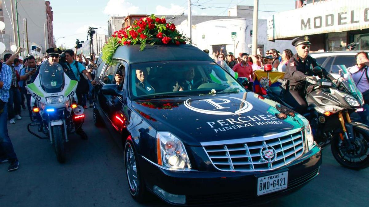 Fotografía del 3 de septiembre de 2016 de una multitud de seguidores del cantautor mexicano Juan Gabriel durante la llegada de sus restos a la fronteriza Ciudad Juárez (México).
