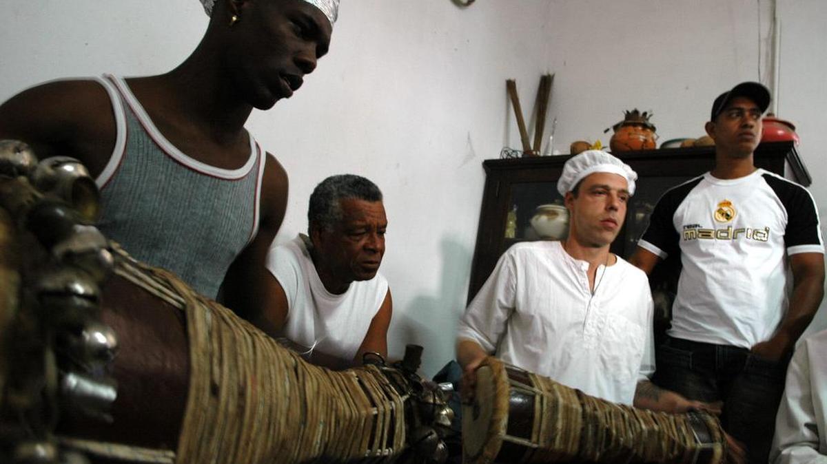 Un toque de tambor a Obatalá y Oshún, en una ceremonia de sacerdotes de la santería cubana, en La Habana, el 8 de enero de 2006.