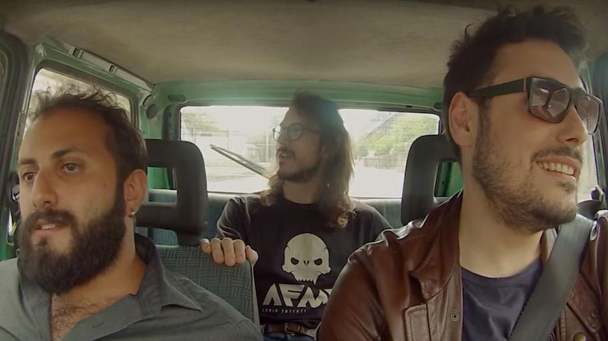 Comediantes italianos hablan de la canción de Luis Fonsi “Despacito” cuando van un carro.