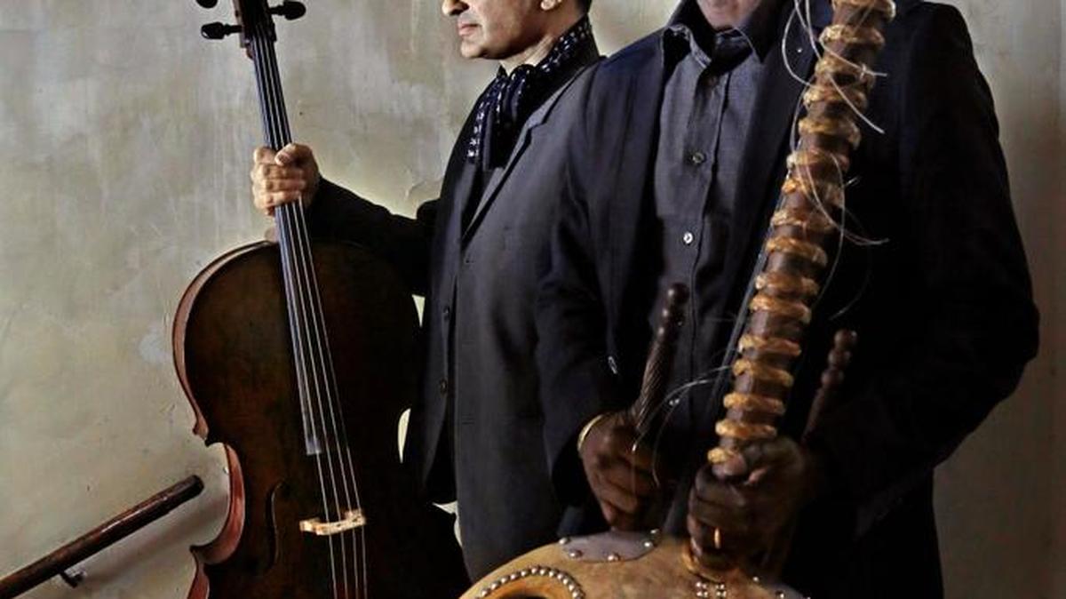 Vincent Ségal (izda.) y Ballaké Sissoko se presentarán en el concierto Axis of Love de Rhythm Foundationel 5 de marzo en North Beach Bandshell.