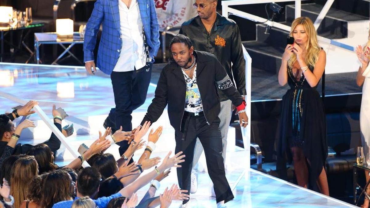 Dave Free, Kendrick Lamar y Dave Meyers reciben el premio Video del Año por 'Humble' en el escenario de los MTV Video Music Awards 2017, en Inglewood, California, el 27 de agosto de 2017.