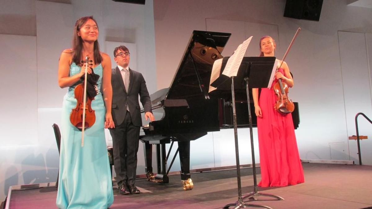 Sarah Peters, John Wilson y Maria Semes saludan al público al final de su bella interpretación.