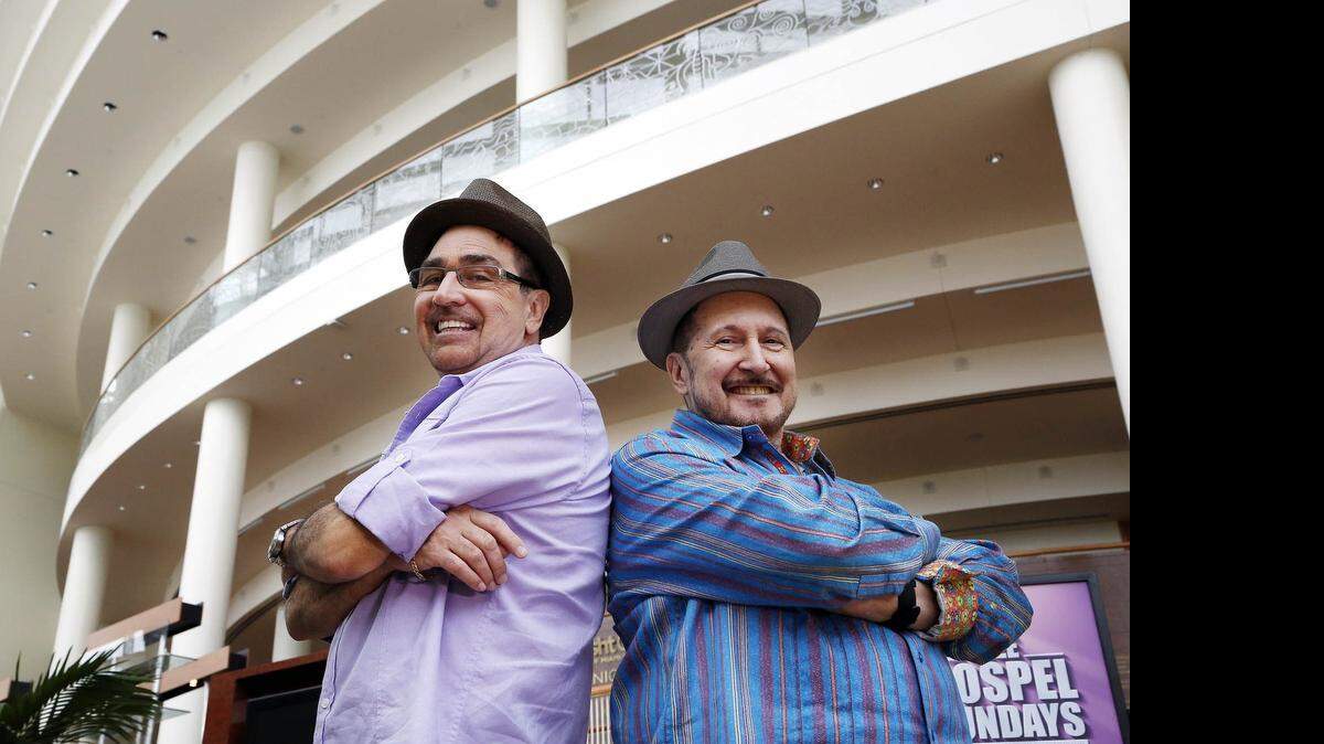 
‘Miami es la plaza más difícil que hay’, bromea Hansel, que se presenta con Raúl (der.) y un destacado grupo de músicos cubanos en el Adrienne Arsht Center.
