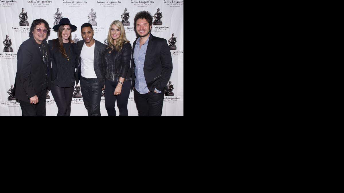 
El productor Rudy Pérez, Mariana Vega, Yunel Cruz, Isa Souza y Cabas durante la ceremonia de nominación a los premios La Musa, del Latin Songwriters Hall of Fame en el Edificio Bacardí.
