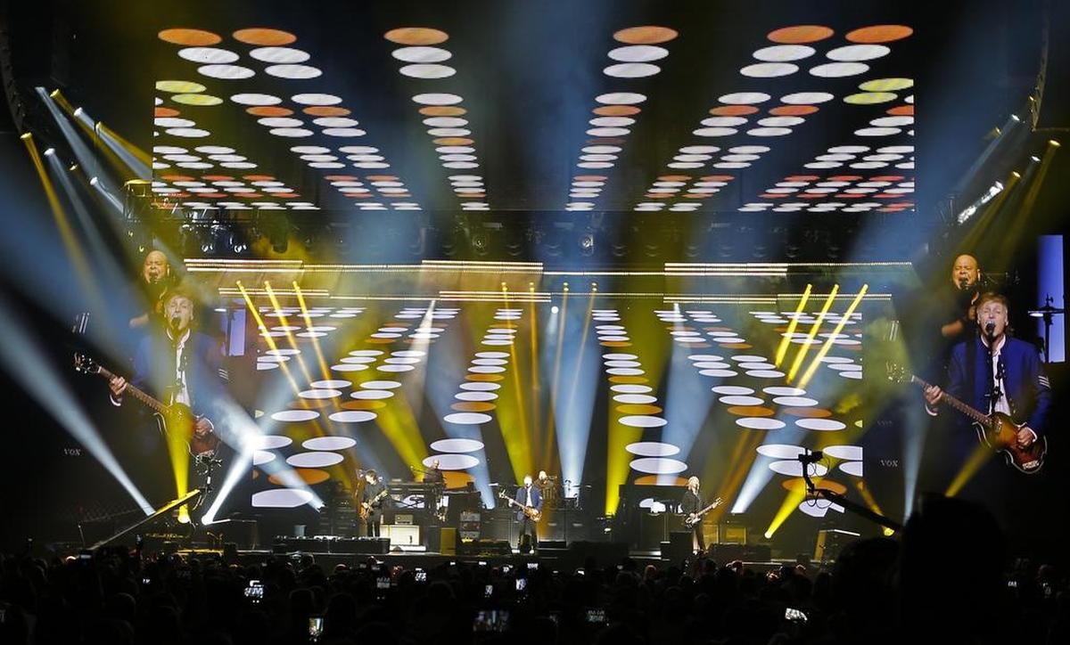 El legendario músico británico Paul McCartney se presentó el viernes en Miami con un espectáculo lleno de rock y nostalgia.