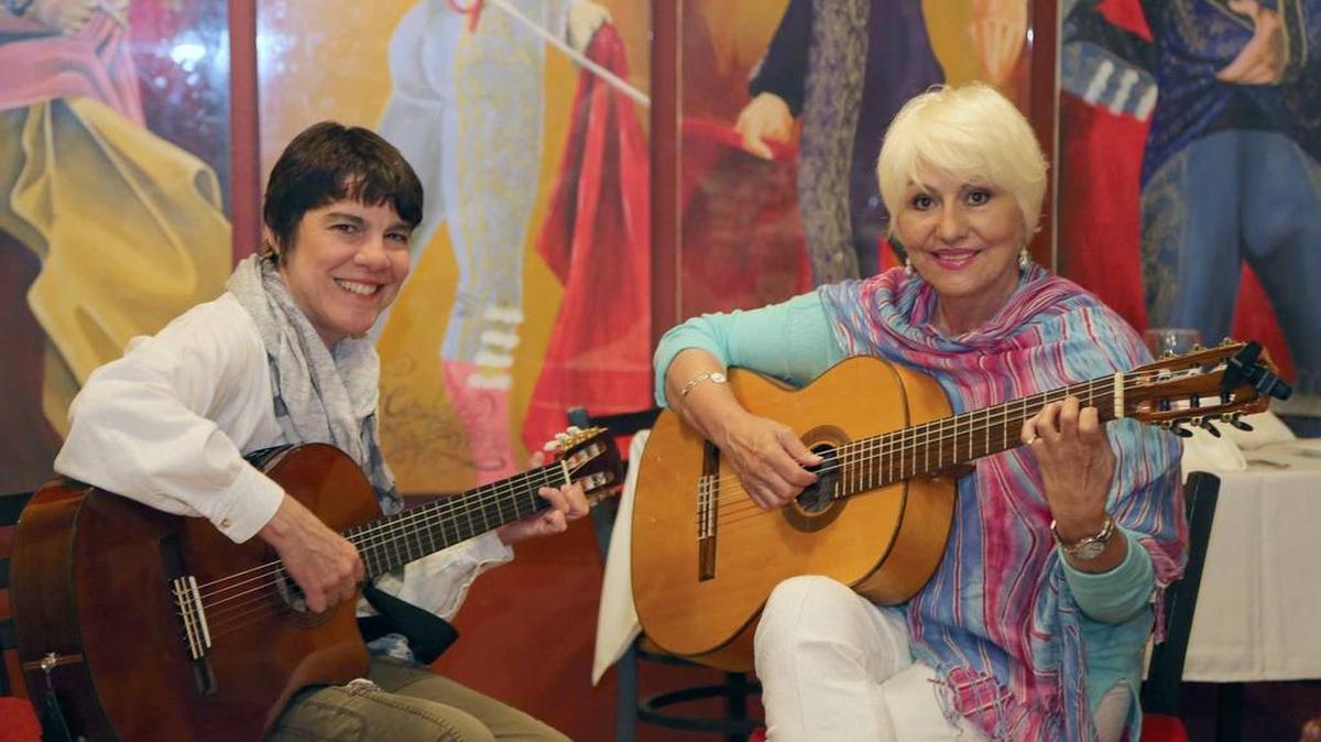 
Cristina Rebull y Candi Sosa ensayan en el restaurante Jamón Ibérico Pata Negra para su concierto este sábado en el Artime.
