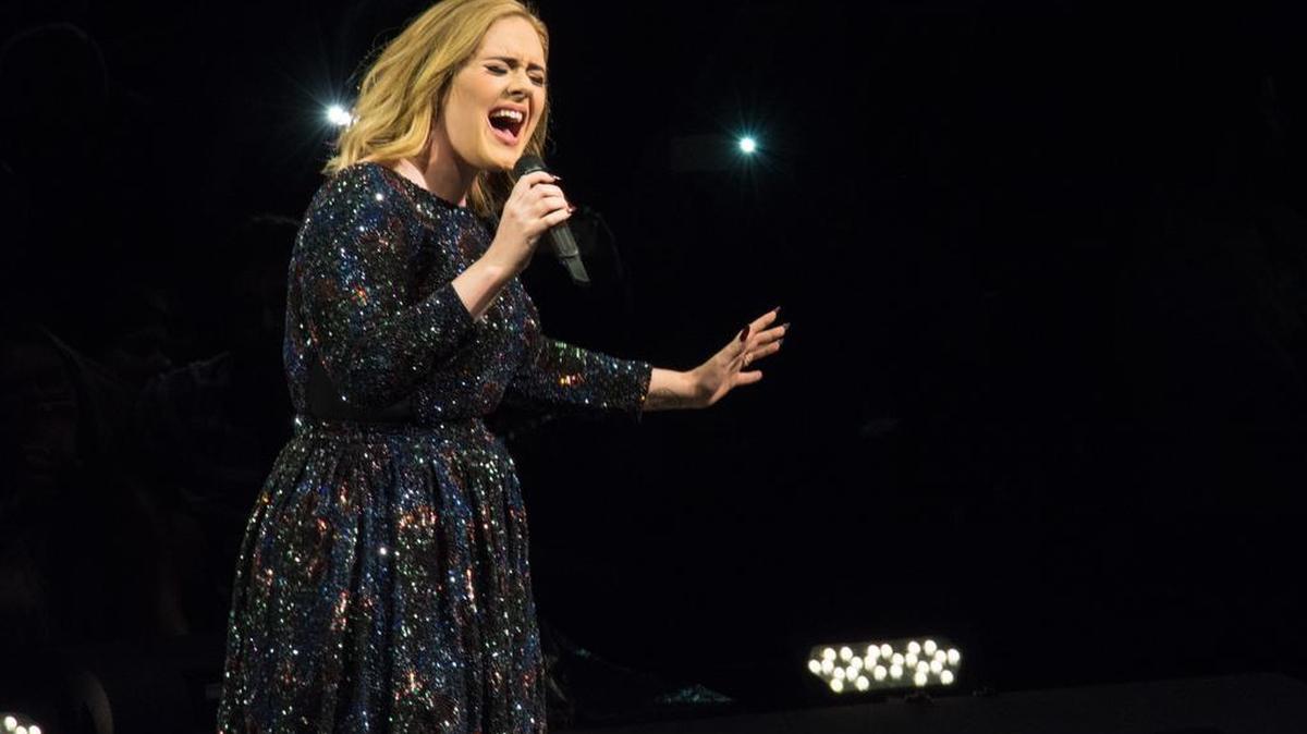 La cantante Adele en el escenario Meo en Lisboa, Portugal.