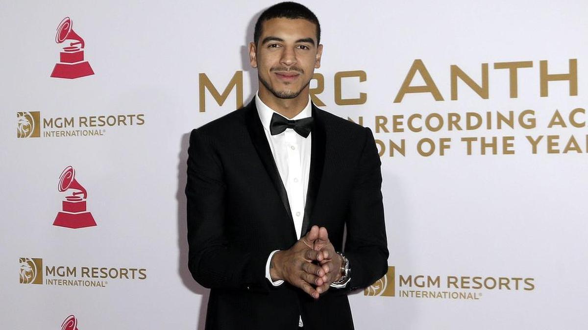 El cantautor colombiano Manuel Medrano posa a su llegada a la entrega del premio a la persona del año 2016 por la Academia Latina de la Grabación en Las Vegas (Estados Unidos) ayer, 16 de noviembre de 2016.