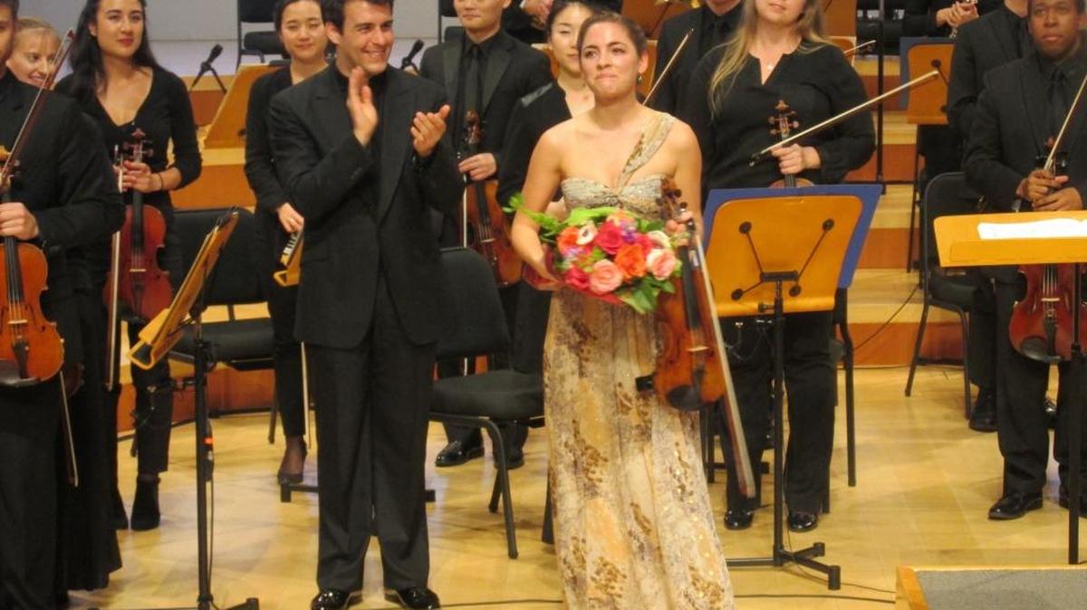 El director invitado Ward Stare aplaude a Rebecca Reale después de su brillante interpretación.