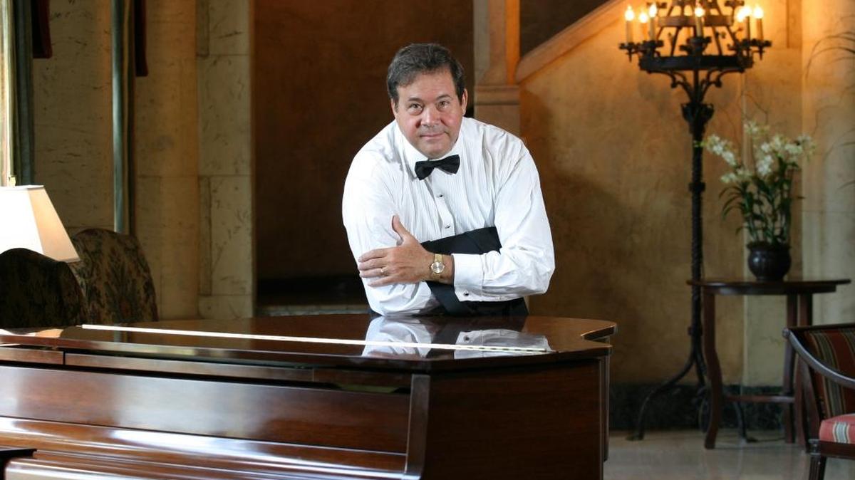 Enrique Chía ha dado conciertos exitosos en Estados Unidos y en el extranjero, y ha grabado 50 CDs.