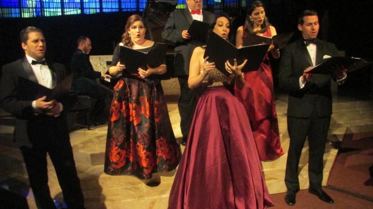 Uno de los toques navideños fue ‘Noche de Paz’. Martin Nusspaumer, Vanessa Gentzschein, Armando Naranjo, Jennifer Zamorano, Maria Antunez y Peter Rivera, acompañados al piano por Roberto Berrocal.