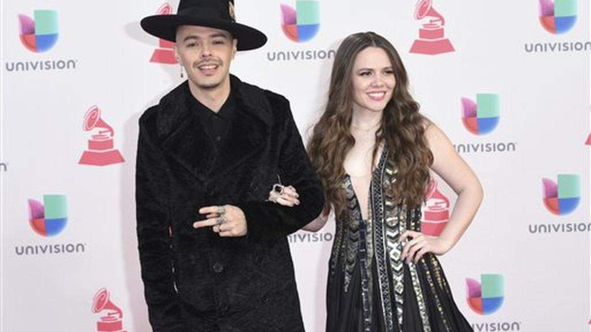 Jesse Huerta, izquierda, y Joy Huerta, de Jesse & Joy, llegan a la 17a entrega anual de los Latin Grammy en la Arena T-Mobile el jueves 17 de noviembre de 2016 en Las Vegas.