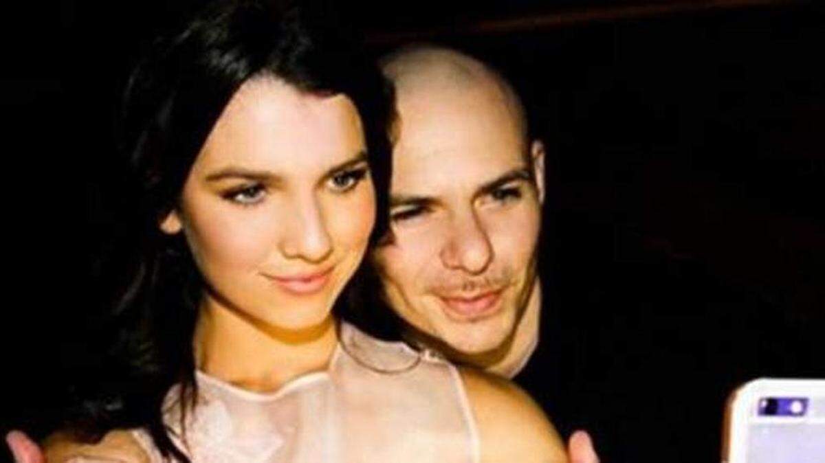 Maya Henry y Pitbull- Twitter