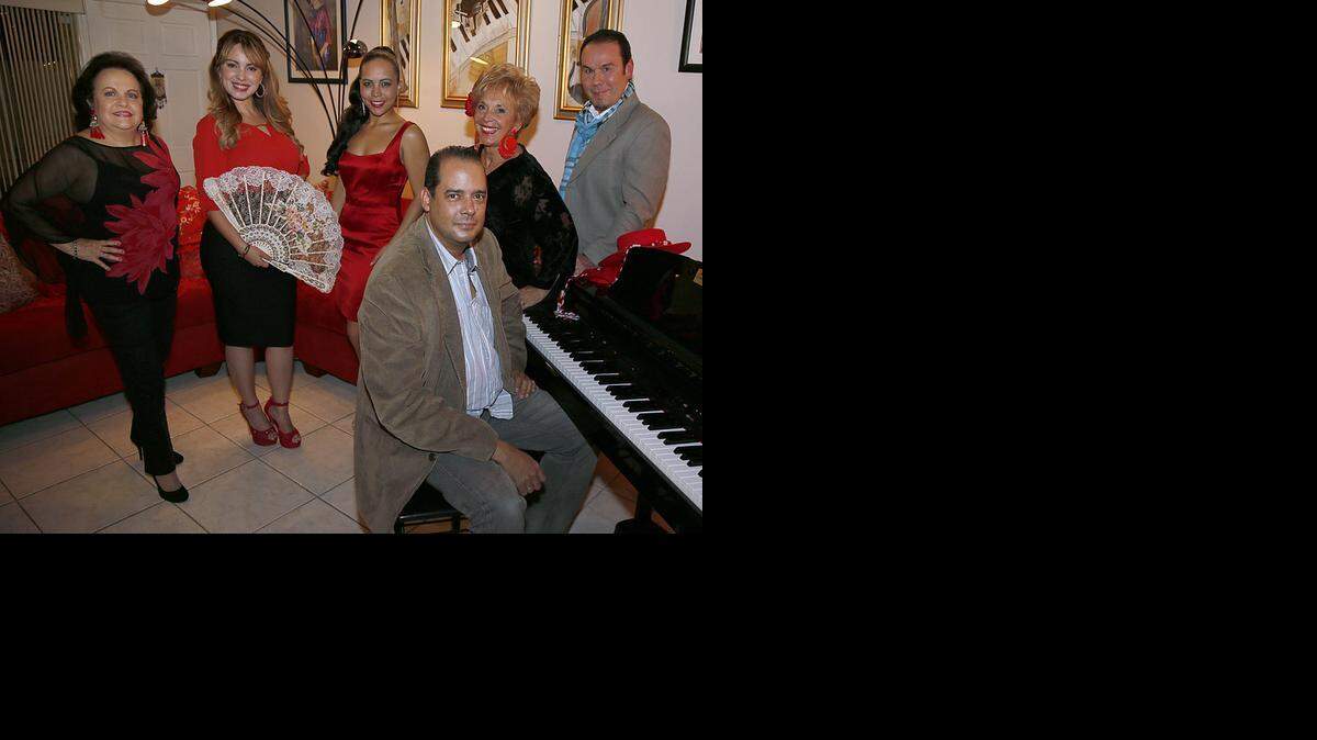 
Tania Marti, Leyla Blue, Grethel Ortiz, Grace de España, Jesús Brañas y Otto Knight (al piano), en el ensayo de ‘Se llama copla’, que se presenta en el Manuel Artime Theater.
