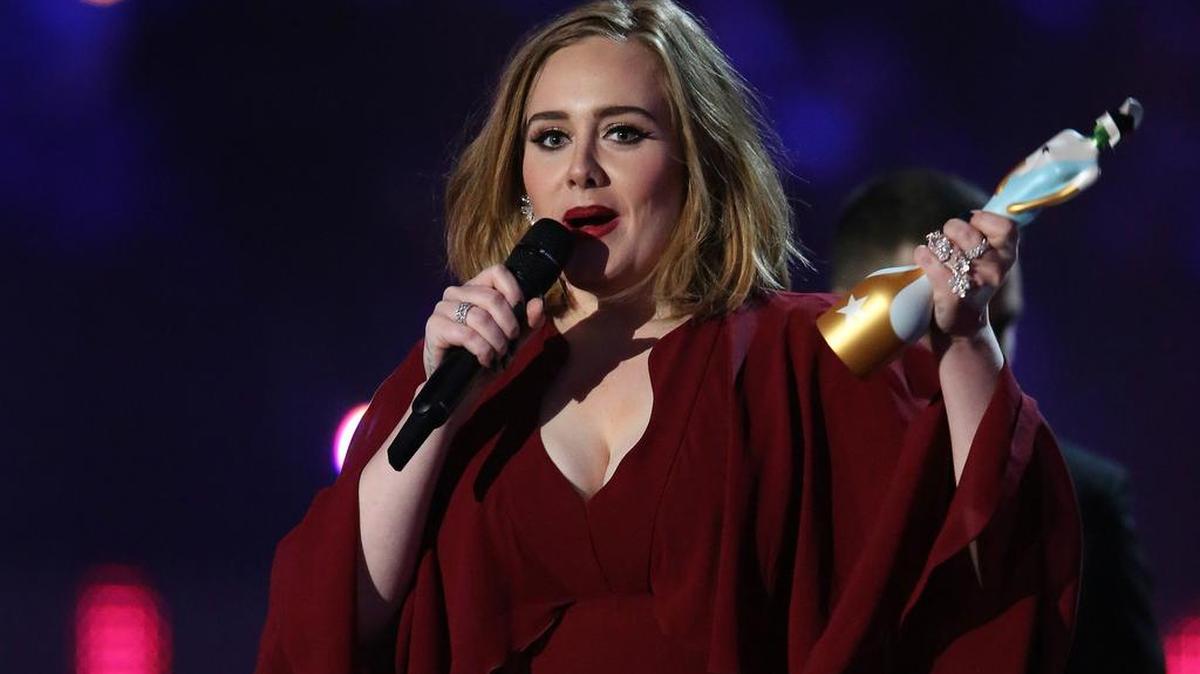 La cantante británica Adele luego de recibir el premio a mejor solista durante los BRIT Awards 2016, el 24 de febrero en Londres.