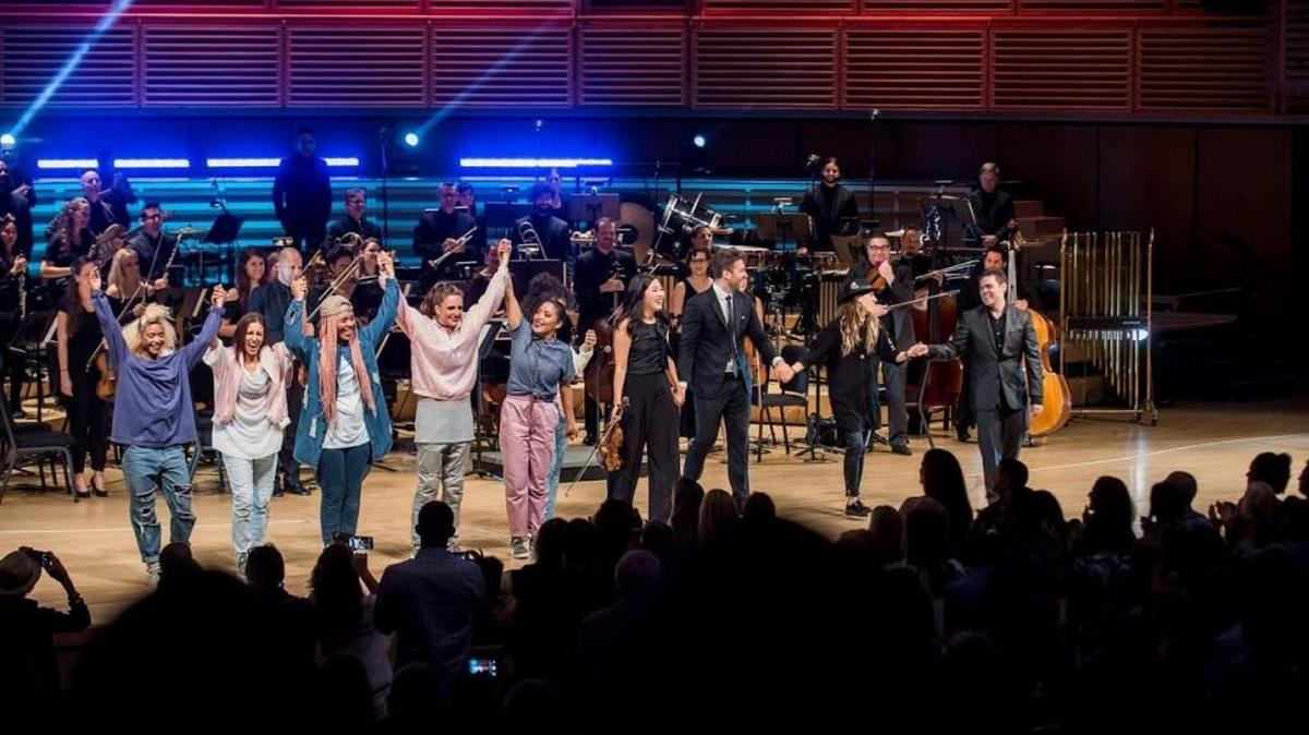 Nu-Deco Ensemble en el escenario del Knight Concert Hall.