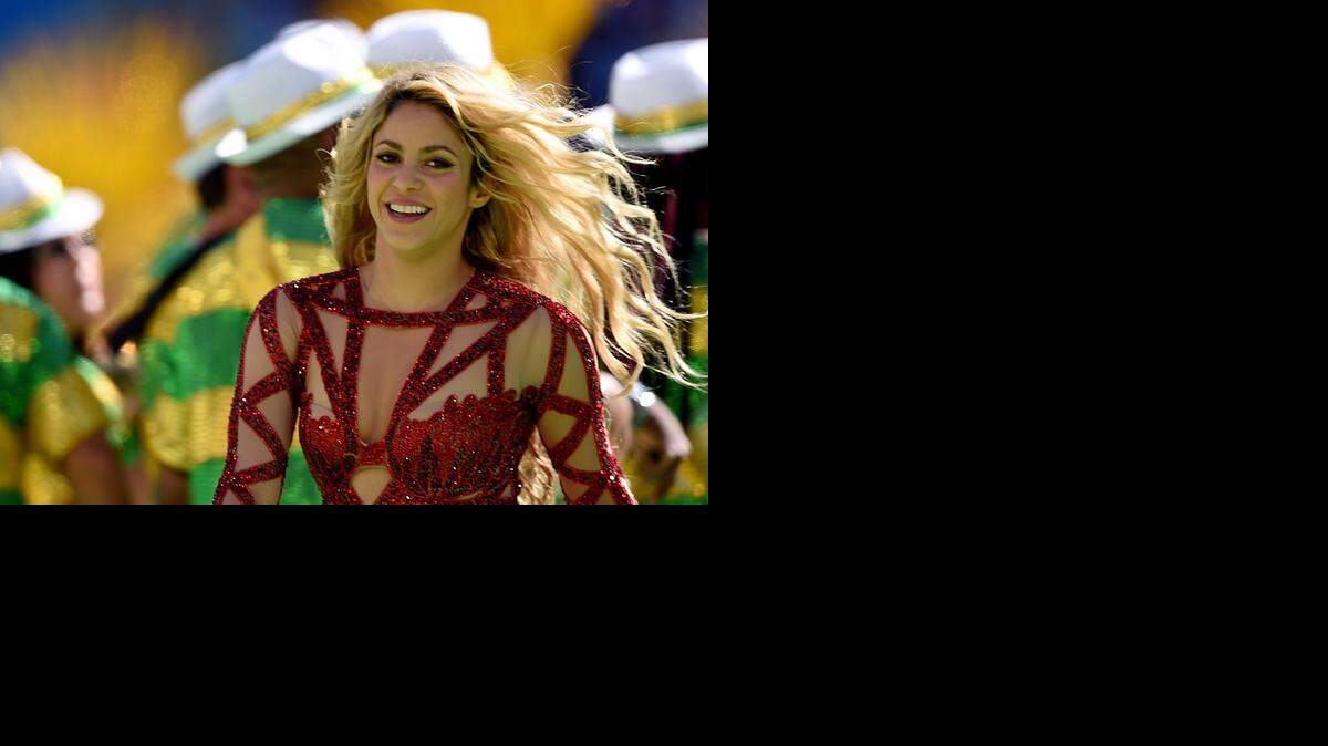 
La ‘pancita’ que mostró Shakira durante su presentación en la clausura del Mundial de Fútbol en el estadio Maracaná, en Brasil, delató que espera su segundo hijo. 

