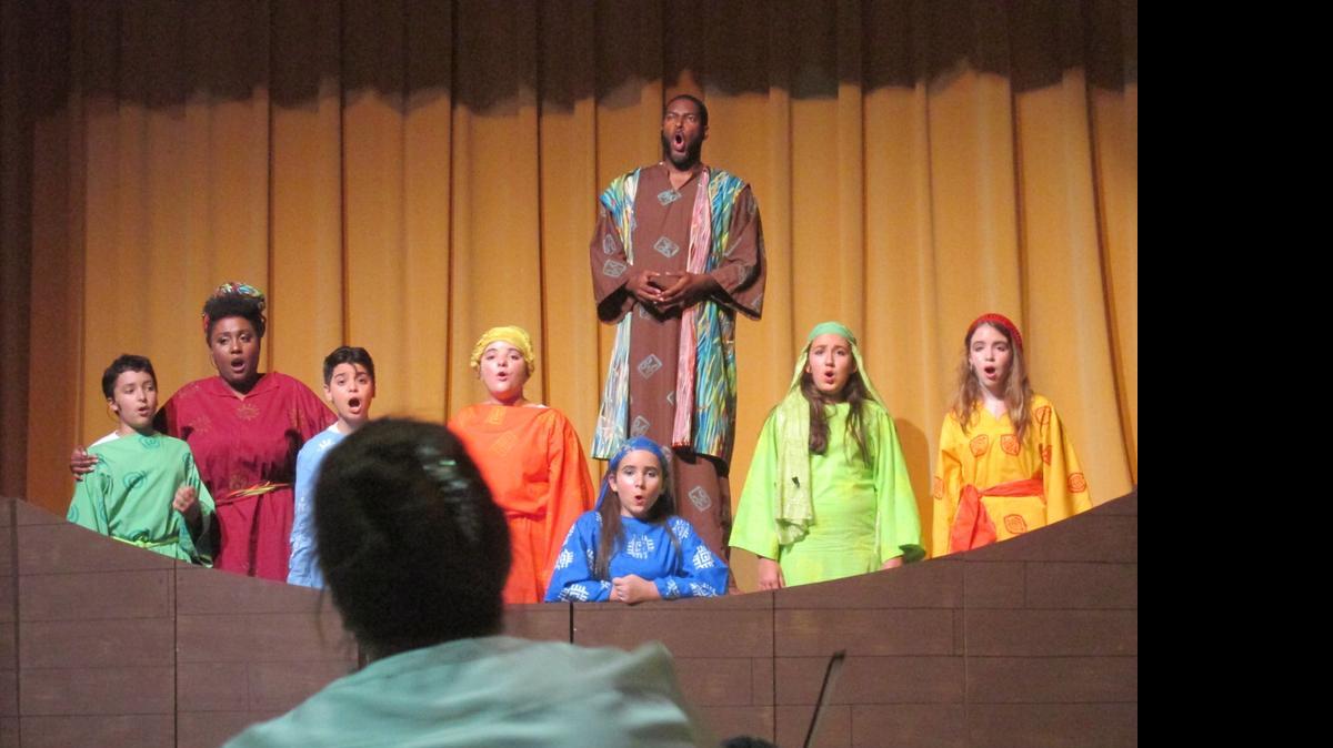 
Jouvanca Jean-Baptiste, Lloyd Reshard y cantantes infantiles en el Arca. De espaldas: Elaine Rinaldi dirige cantantes y orquesta. 
