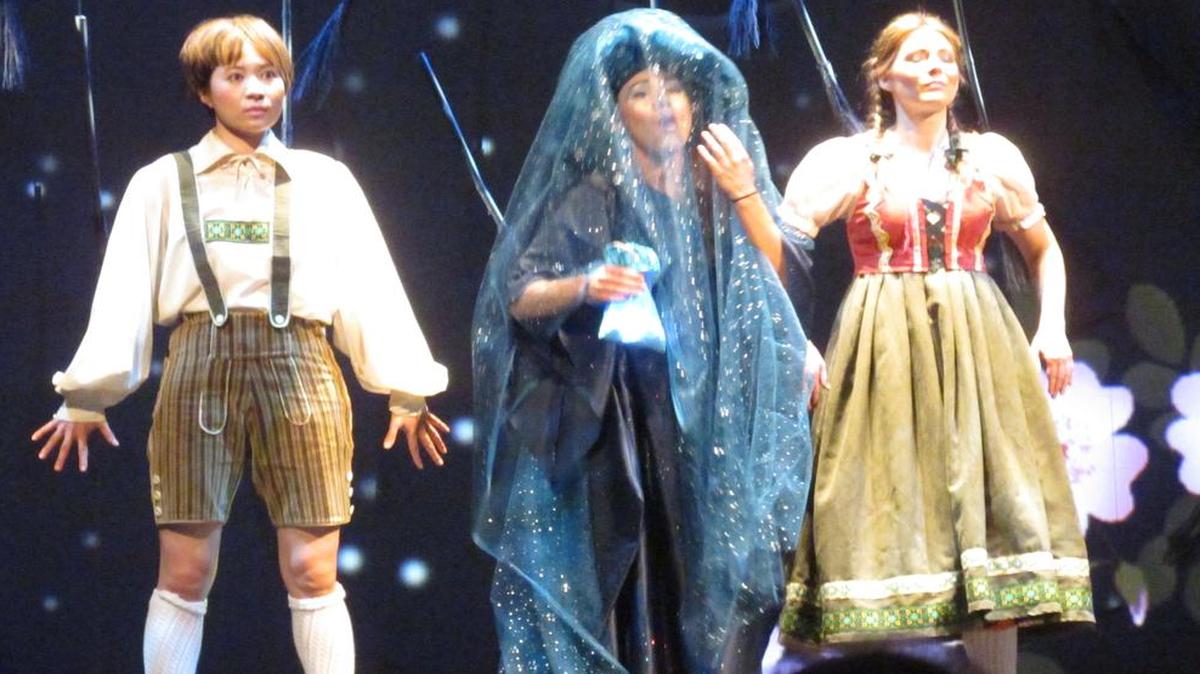 
Jooyeon Song, Oleksandra Versole y Julia Lamon como Hansel, el Sandman y Gretel. 
