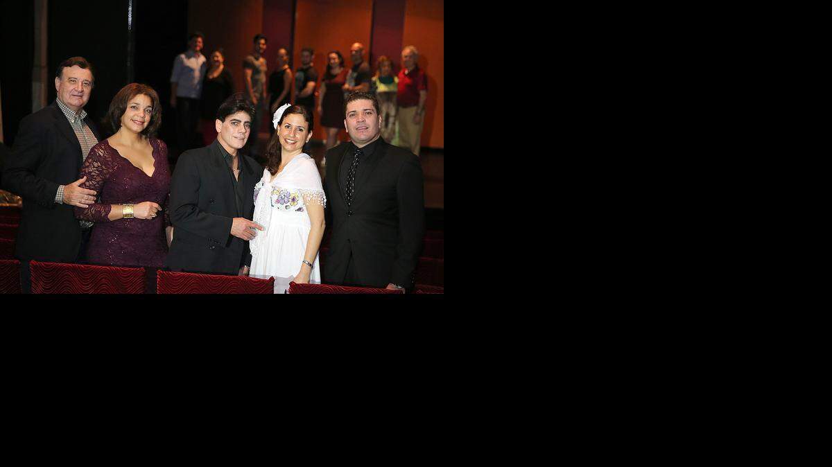 
Kiley Hernández (segunda de izq. a der.) encabeza el elenco de ‘La viuda alegre’ junto con Lorenzo Dopazo, Habyb Yarull, Ana María Tuzzio y Damián Díaz.
