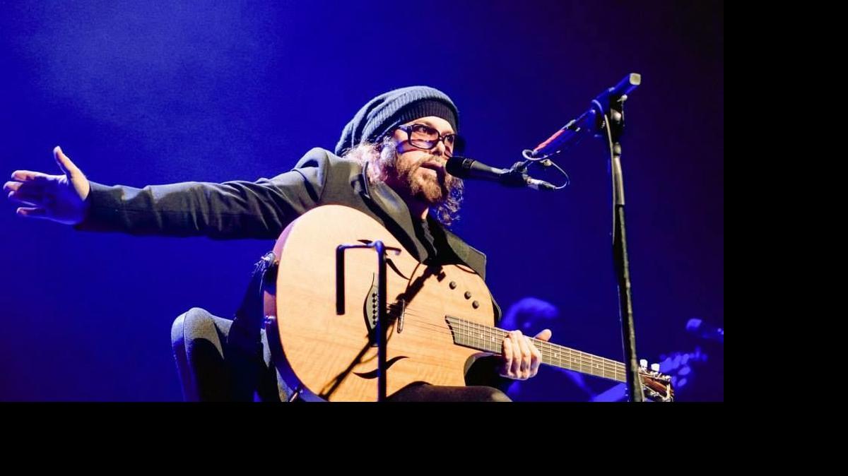 
El cantautor cubano Carlos Varela viene a presentar el documental ‘El poeta de La Habana’ y este fin de semana está en concierto en el Flamingo Theater.
