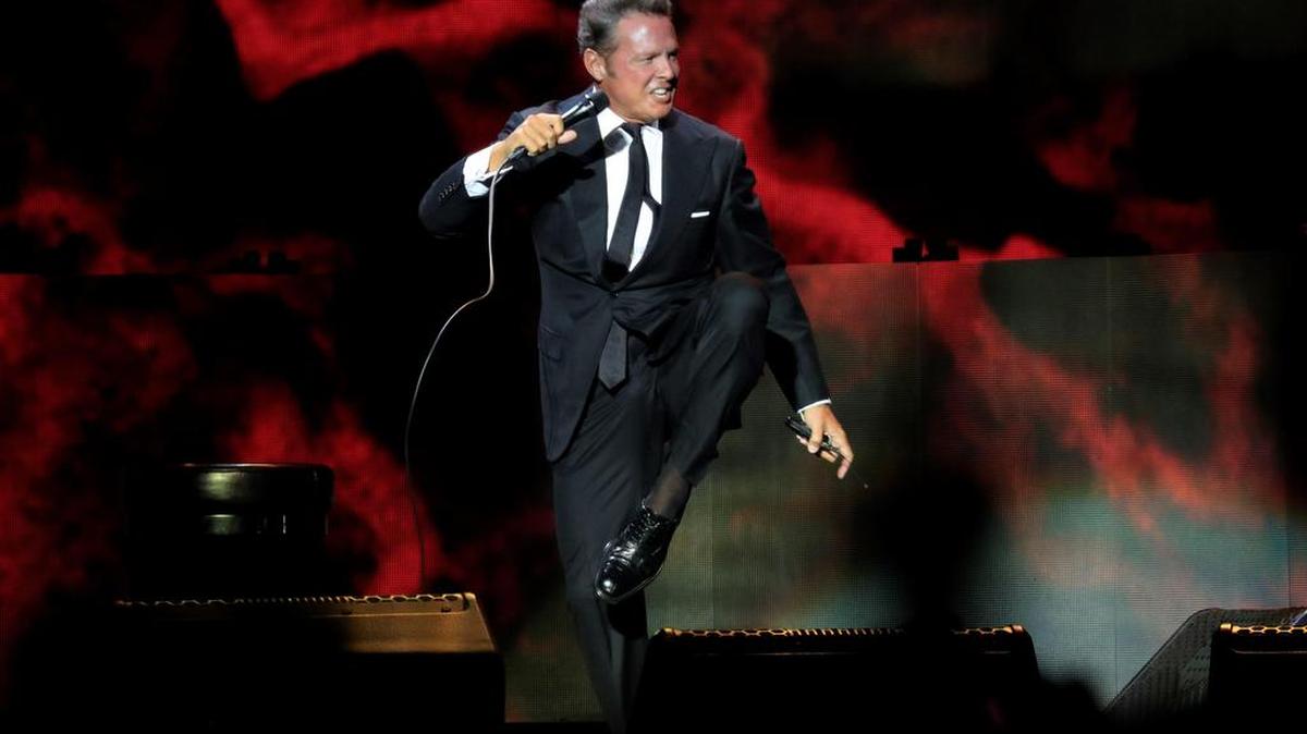 El cantante mexicano Luis Miguel, durante el concierto en el Winzink Center de Madrid, incluido en su gira "México por Siempre".