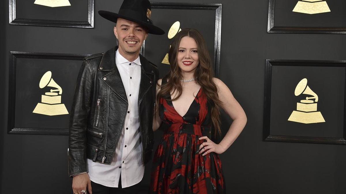 Jesse Huerta y Joy Huerta de Jesse & Joy llegan a la cermonia de los Grammy Awards el domingo 12 de febrero de 2017 en Los Ángeles.