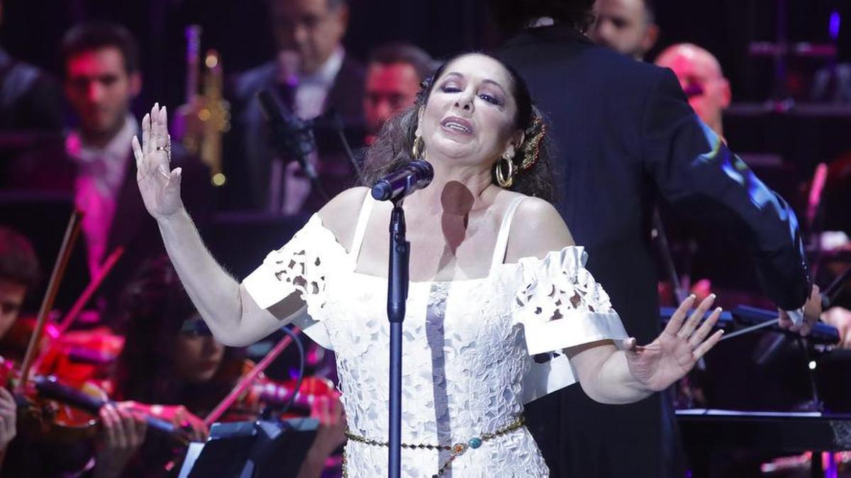 La cantante Isabel Pantoja, durante el concierto que ofreció el 10 de noviembre en el Teatro Real de Aranjuez, para presentar "Hasta que se apague el sol", un trabajo que empezó a grabar antes de entrar en prisión y que está compuesto y producido por el fallecido Juan Gabriel.