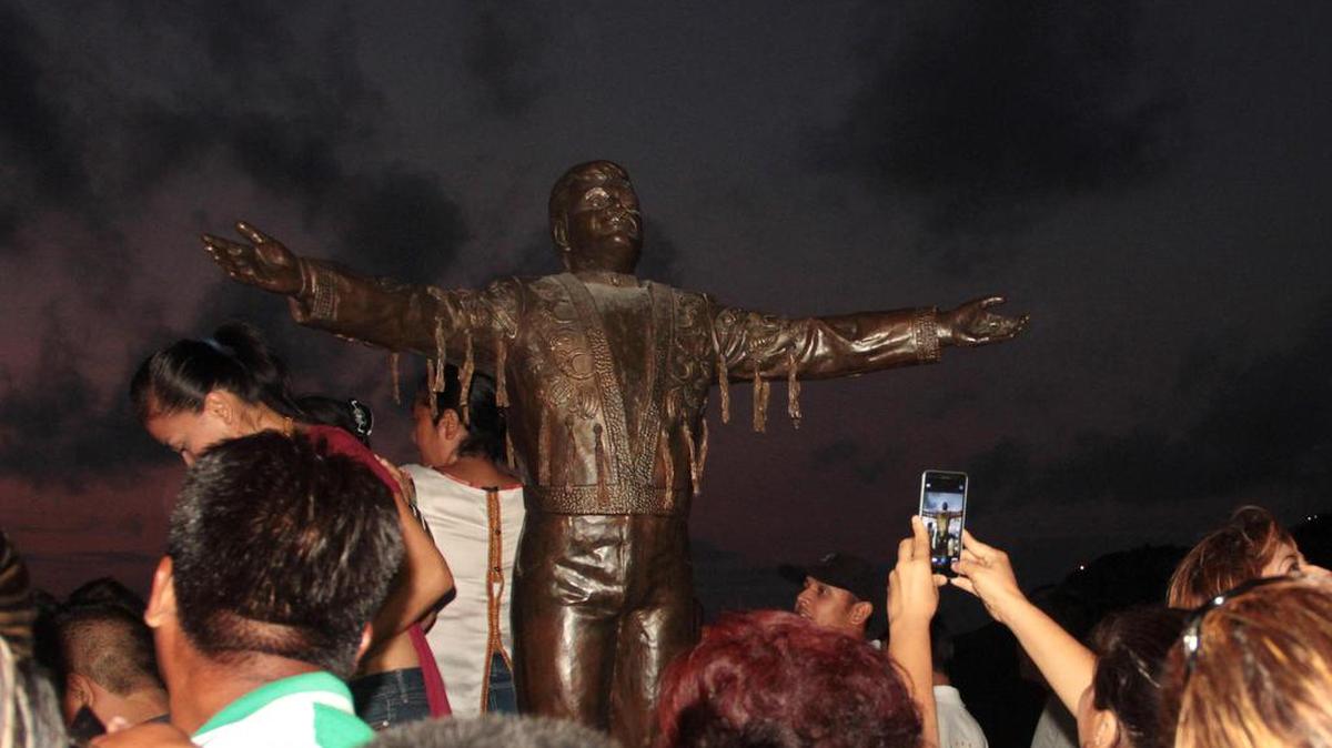 Asistentes y autoridades del Tianguis Turístico México Acapulco 2017 aplauden tras la inauguración de una escultura del cantautor mexicano Juan Gabriel este domingo, 26 de marzo de 2017, en el Teatro Sinfonía del Mar, en Acapulco (México).