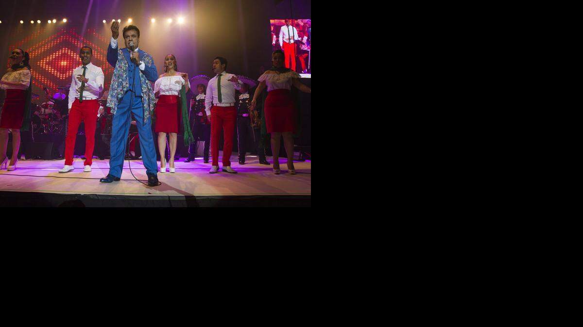 
Juan Gabriel estuvo acompañado por un gran coro en el escenario de la AAA.
