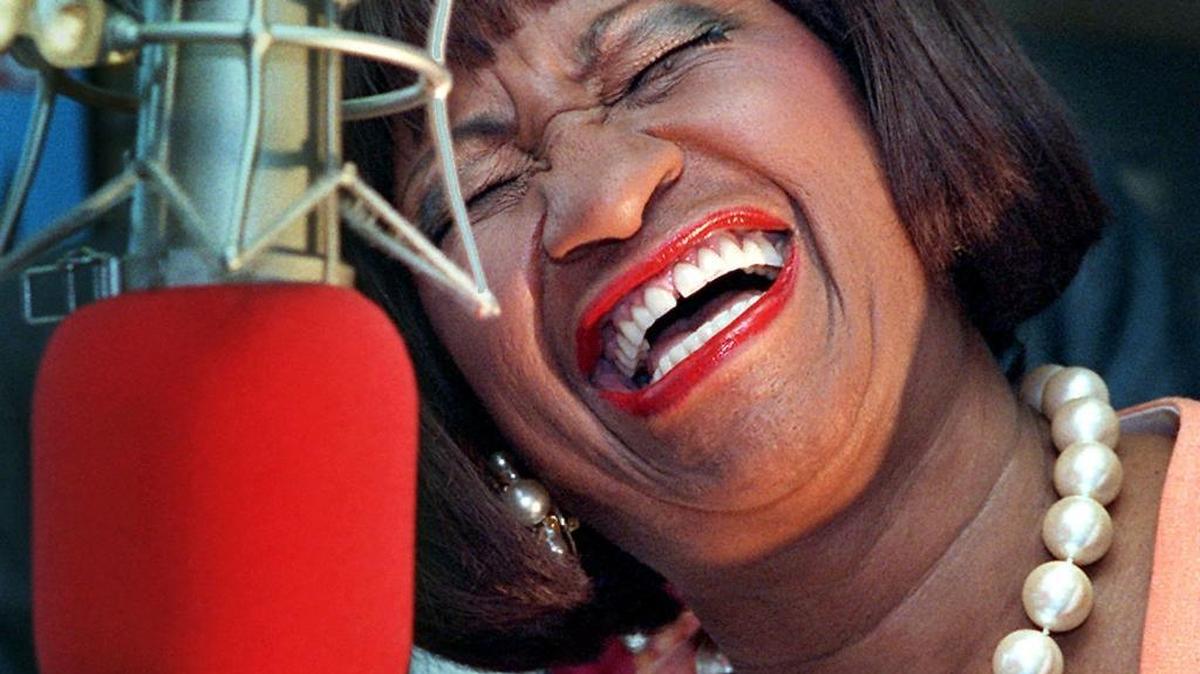Celia Cruz hace uno de sus gestos más característicos al cantar en una estación de radio de Miami.
