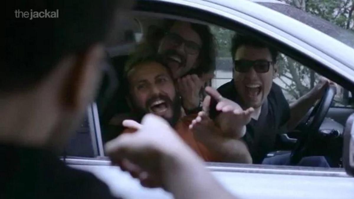 El trío de humoristas italianos The Jackal, en una escena de su nueva paradio de “Despacito”.