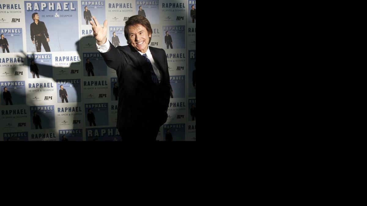 
El cantante Raphael durante la presentación de su último disco ?De Amor & Desamor?, que incluye temas míticos de su repertorio renovados y grabados con la orquesta sinfónica de RTVE, en un acto celebrado hoy en Madrid. EFE/J.J. Guillén
