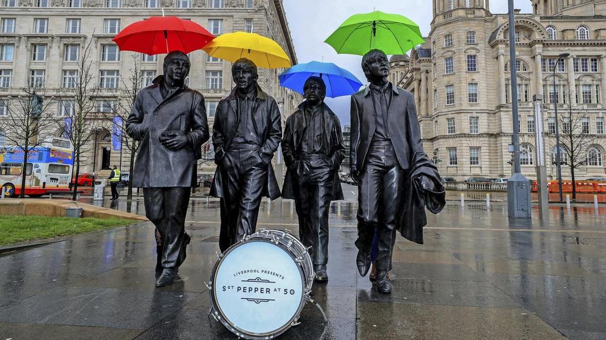 Sombrillas de colores adornan una estatua de The Beatles en Liverpool, Inglaterra, el 22 de marzo de 2017. La ciudad se prepara para celebrar el 50 aniversario del emblemático disco “Sgt. Pepper’s Lonely Hearts Club Band”, considerado una de las grandes obras musicales del pop rock.