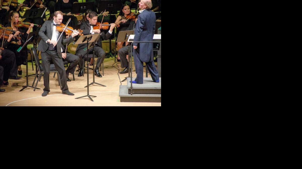 
Daniel Andai con Eduardo Marturet y la Miami Symphony durante la interpretacion de ‘Beatles Go Baroque’.
