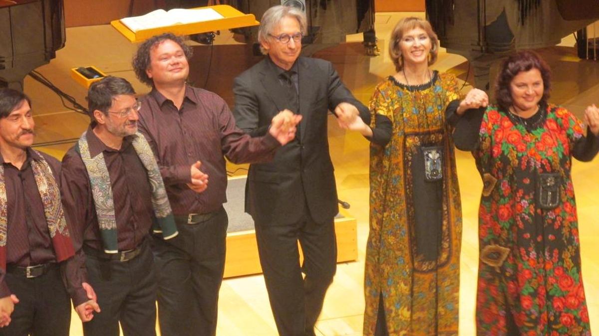 
Michael Tilson Thomas saluda al público con miembros del ‘ensemble’ ruso Dmitry Pokrovsky.
