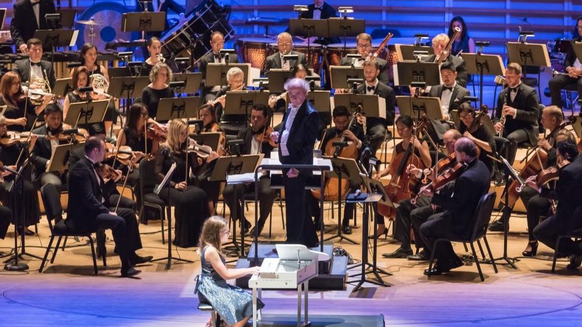 La pianista Julia Bueno, con solo 11 años, demostró su talento en el ‘Concertino para piano de juguete’ de Kyken.