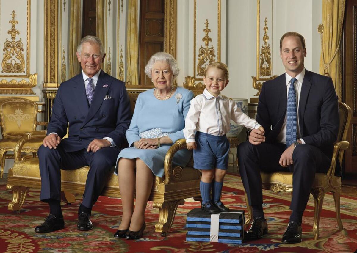 Imagen difundida por el Royal Mail el miércoles 20 de abril de 2016, muestra al príncipe Jorge de Gran Bretaña durante una sesión de fotos con el príncipe Carlos, la reina Isabel II y el príncipe Guillermo, el duque de Cambridge.
