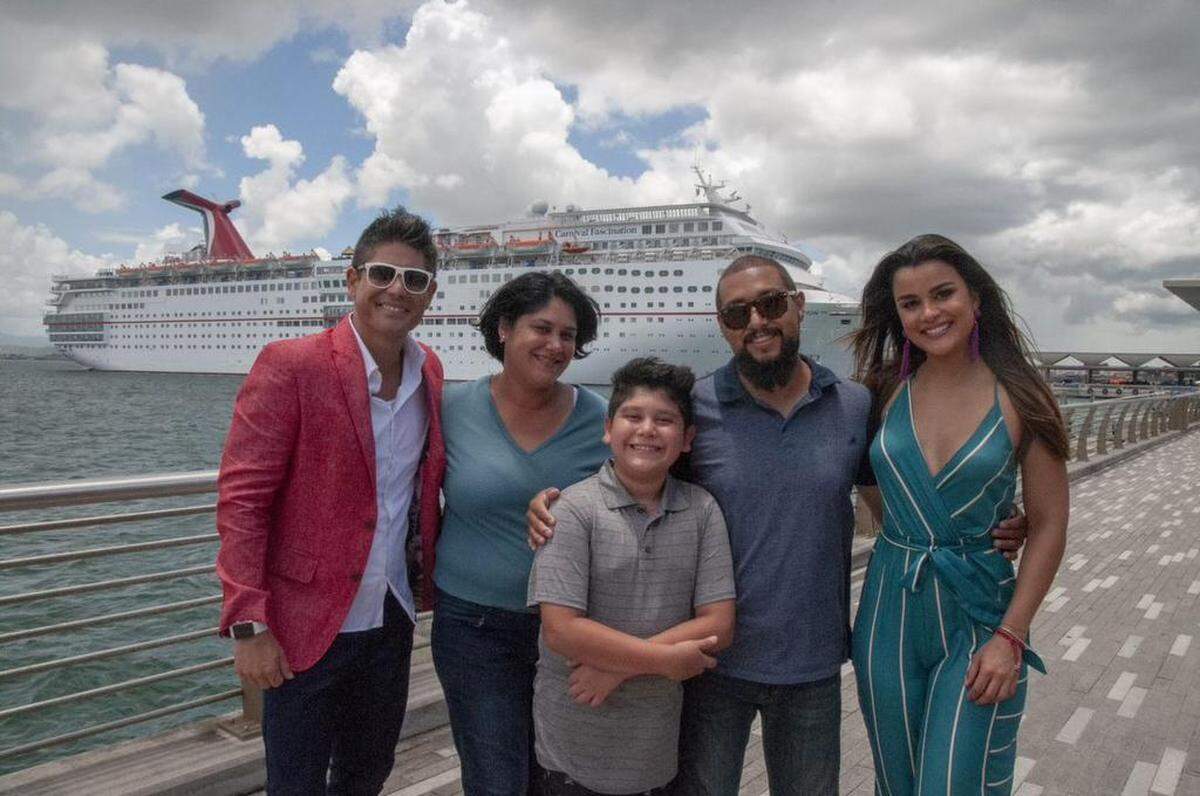Poncho de Anda y Clarissa Molina junto a la enfermera puertorriqueña Amneris López y su familia.