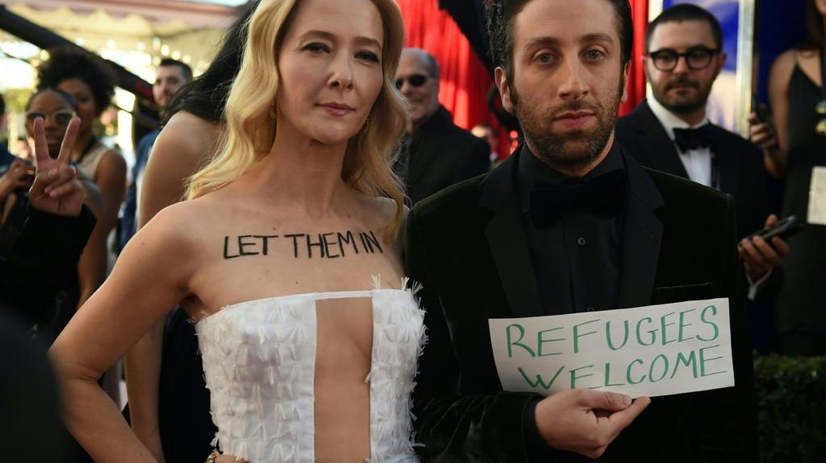 Jocelyn Towne y Simon Helberg llegan a la 23 ª edición del Screen Actors Guild Awards en el Shrine Exposition Center el 29 de enero de 2017, en Los Ángeles, California.