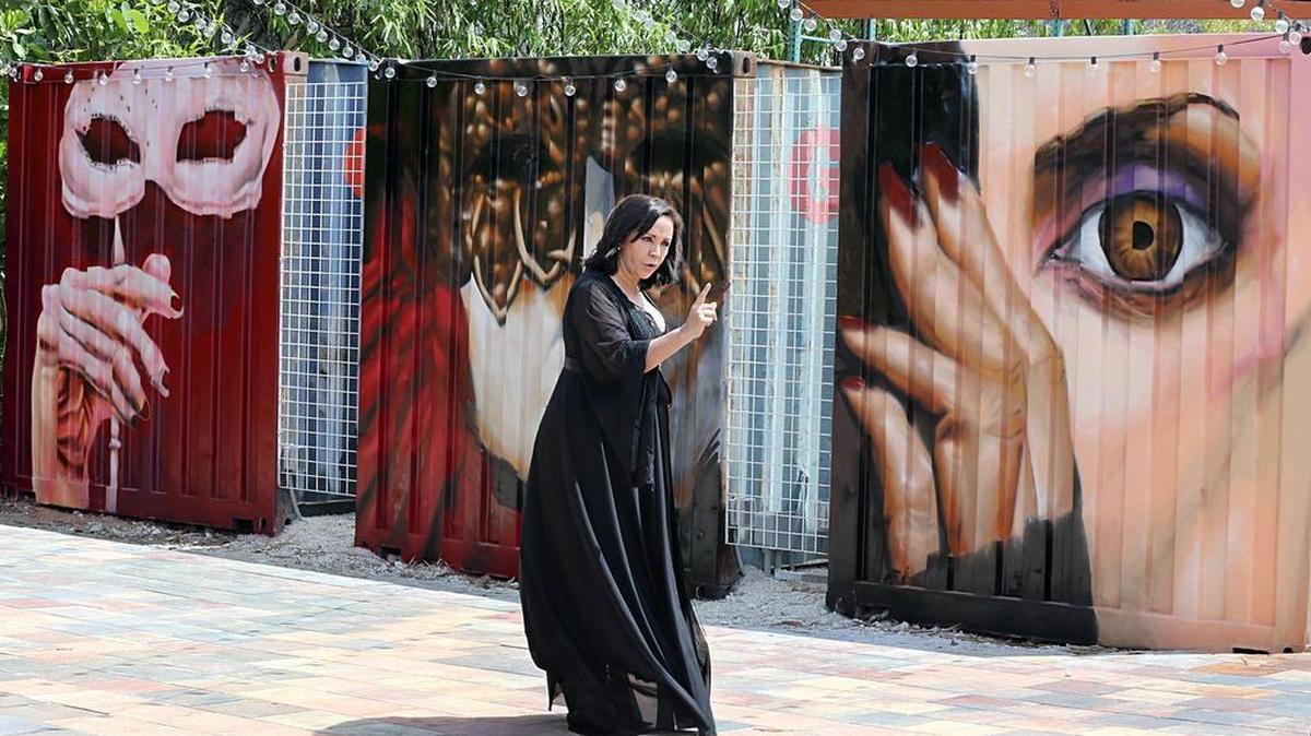 El Paseo de las Artes de Doral realiza parte de sus representaciones en ocho contenedores. En la foto, la actriz venezolana Flor Núñez.