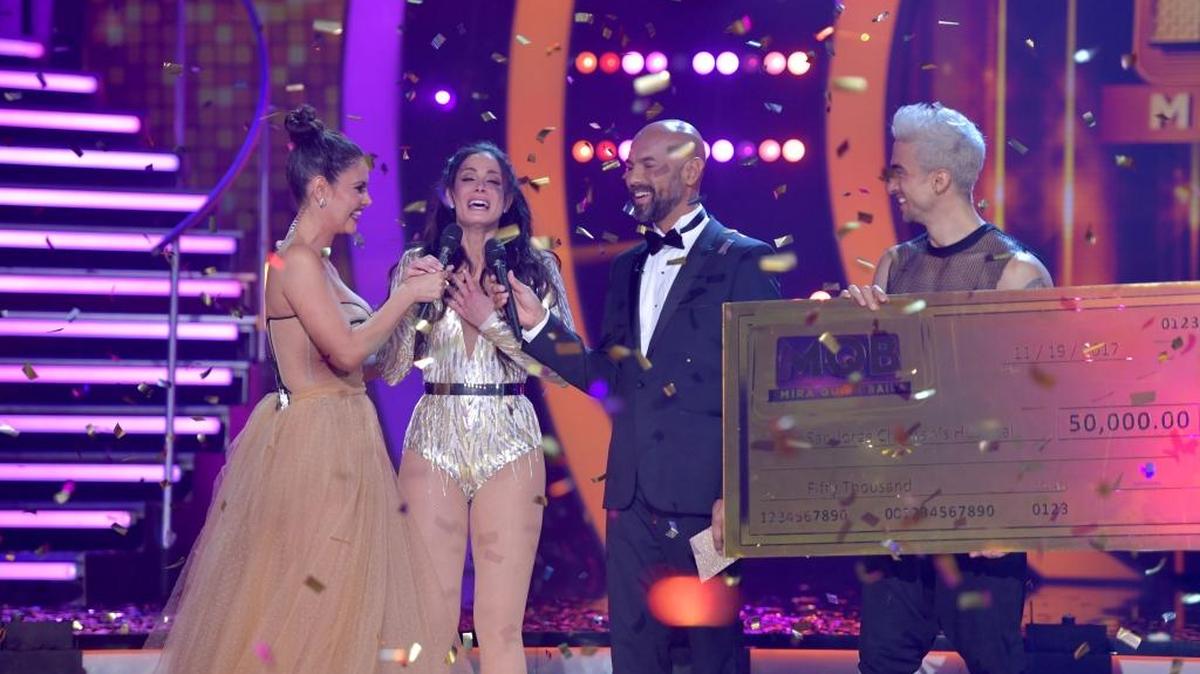Dayanara Torres recibió el gran premio de $50 000 que donará a San Jorge Children’s Foundation. En la foto, con Chinquirá Delgado, Javier Poza y Juan Carlos.