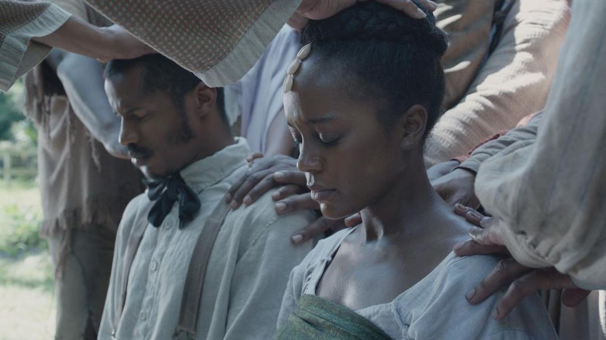 Nate Parker y Aja Naomi King en una escena de "The Birth of a Nation"
