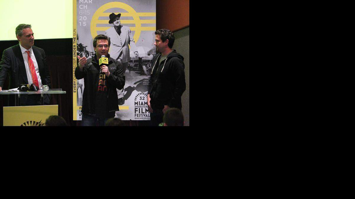 
El documentalista Billy Corben (centro) habló sobre su nuevo documental ‘Dawg Fight’ junto a Jaie Laplante (izq.), director ejecutivo del Festival Internacional de Cine de Miami, y el productor Alfred Spellman durante la presentación del programa de la 32 edición del Festival Internacional de Cine de Miami.
