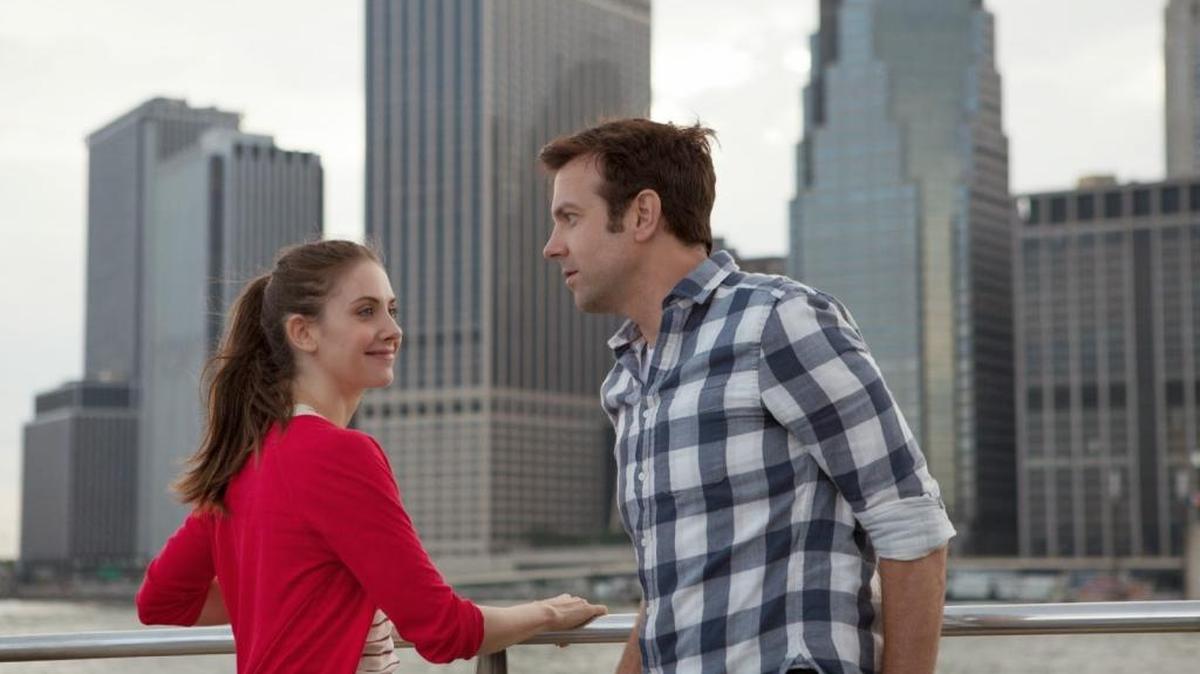 
Alison Brie y Jason Sudeikis en ‘Sleeping With Others’.
