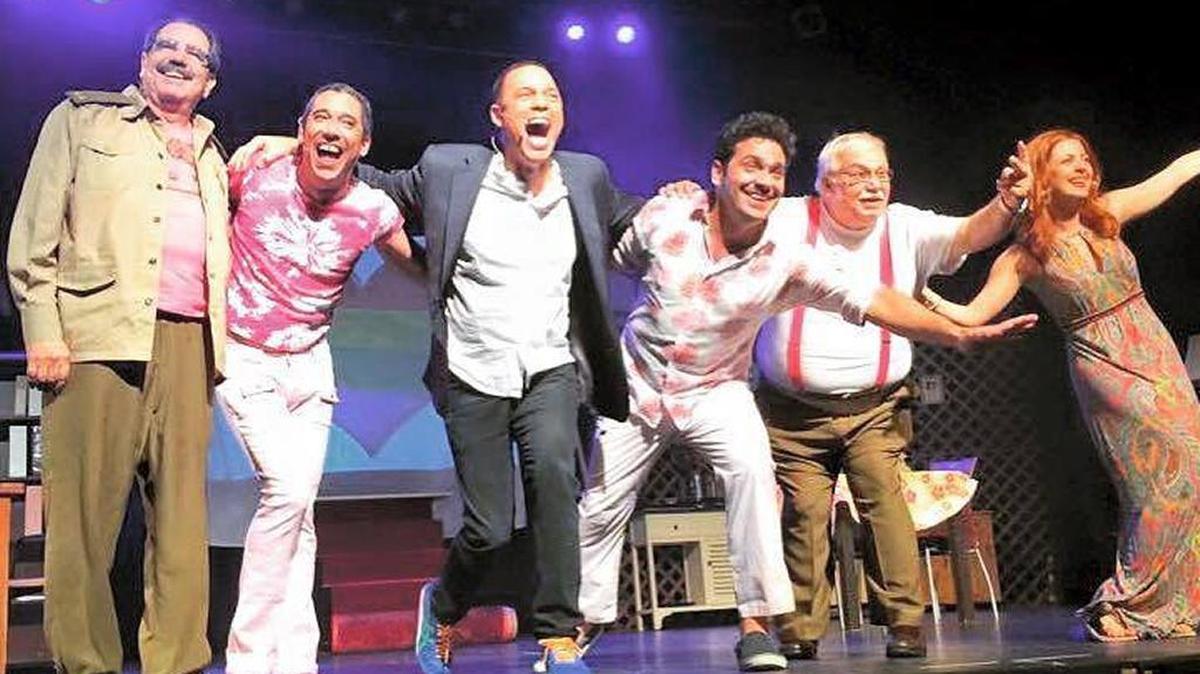 Alexis Valdés (tercero desde la izq.) y su elenco recibirán reconocimiento de la Alcaldía de Miami por el éxito de la obra ‘Oficialmente gay’. De izq. a der.: Carlos Cruz, Yubrán Luna, Mijail Mulkay, Orlando Casín y Claudia Valdés.
